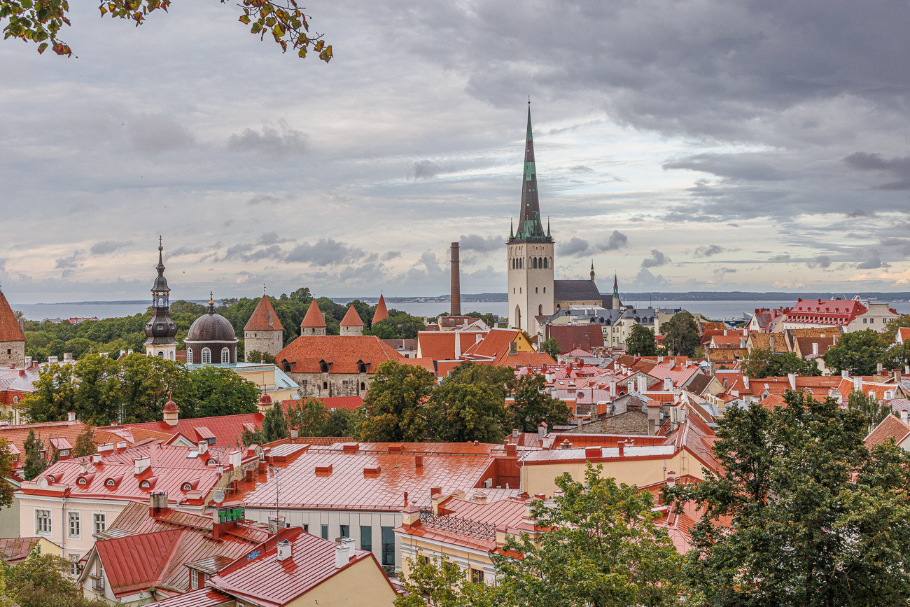 Blick zur Olaikirche (estnisch Oleviste kirik) in Tallinn, Estland, ist eine Kirche im Norden der Altstadt. Benannt ist sie nach dem heiliggesprochenen norwegischen König Olav II. Haraldsson, der als ein Schutzpatron der Seefahrer betrachtet wird.