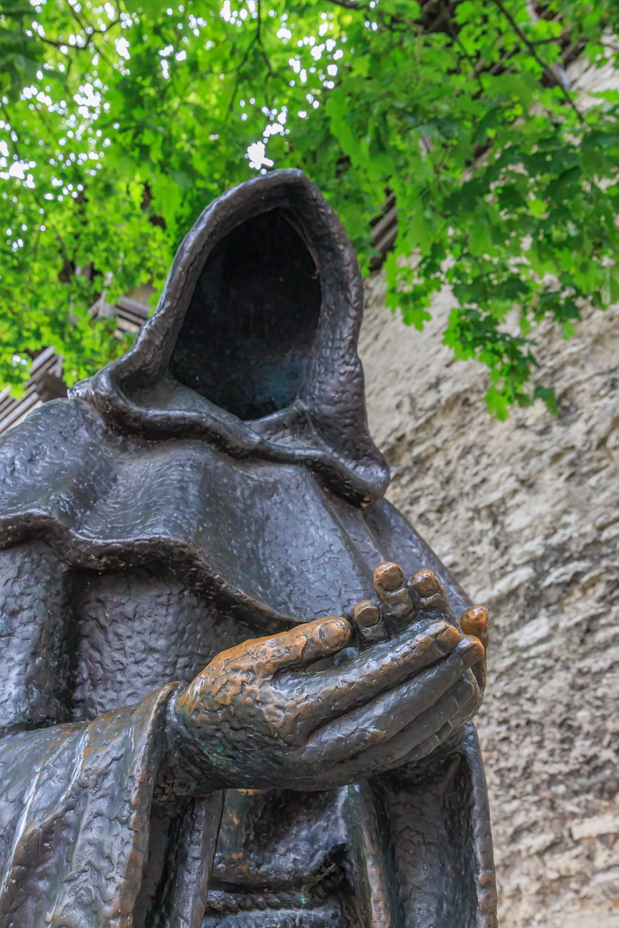 Bronzene Mönche ohne Gesichter