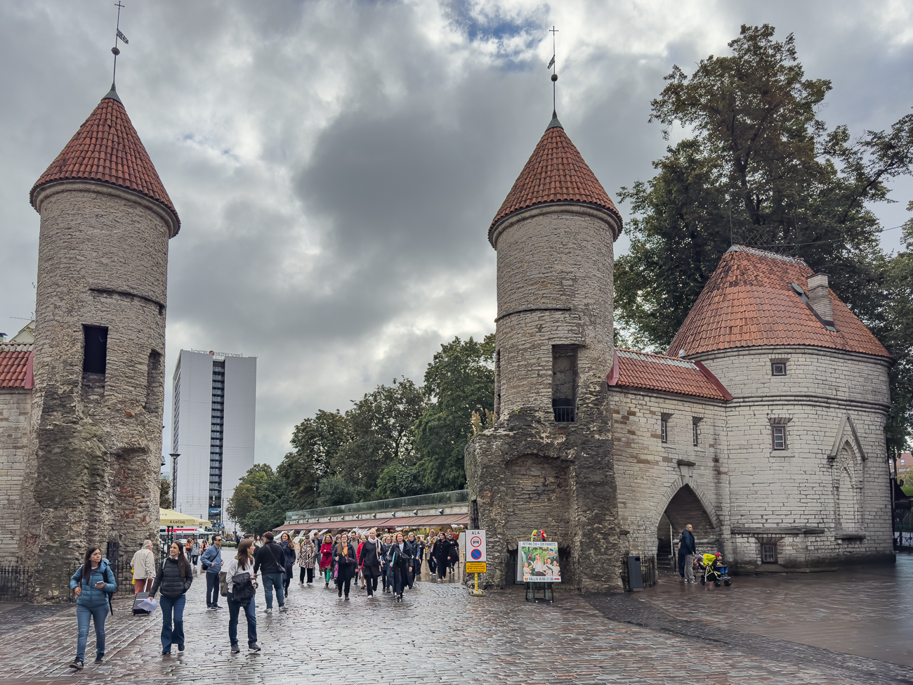 Die Lehmpforte (auch Viru-Tor, estnisch Viru värav) ist ein Stadttor der Revaler Stadtbefestigung in der estnischen Hauptstadt Tallinn.
