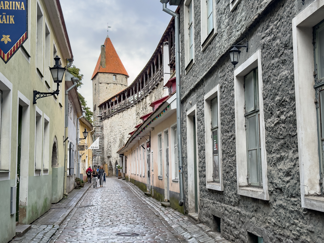Ein Teil der Stadtmauer mit einem Wehrturm