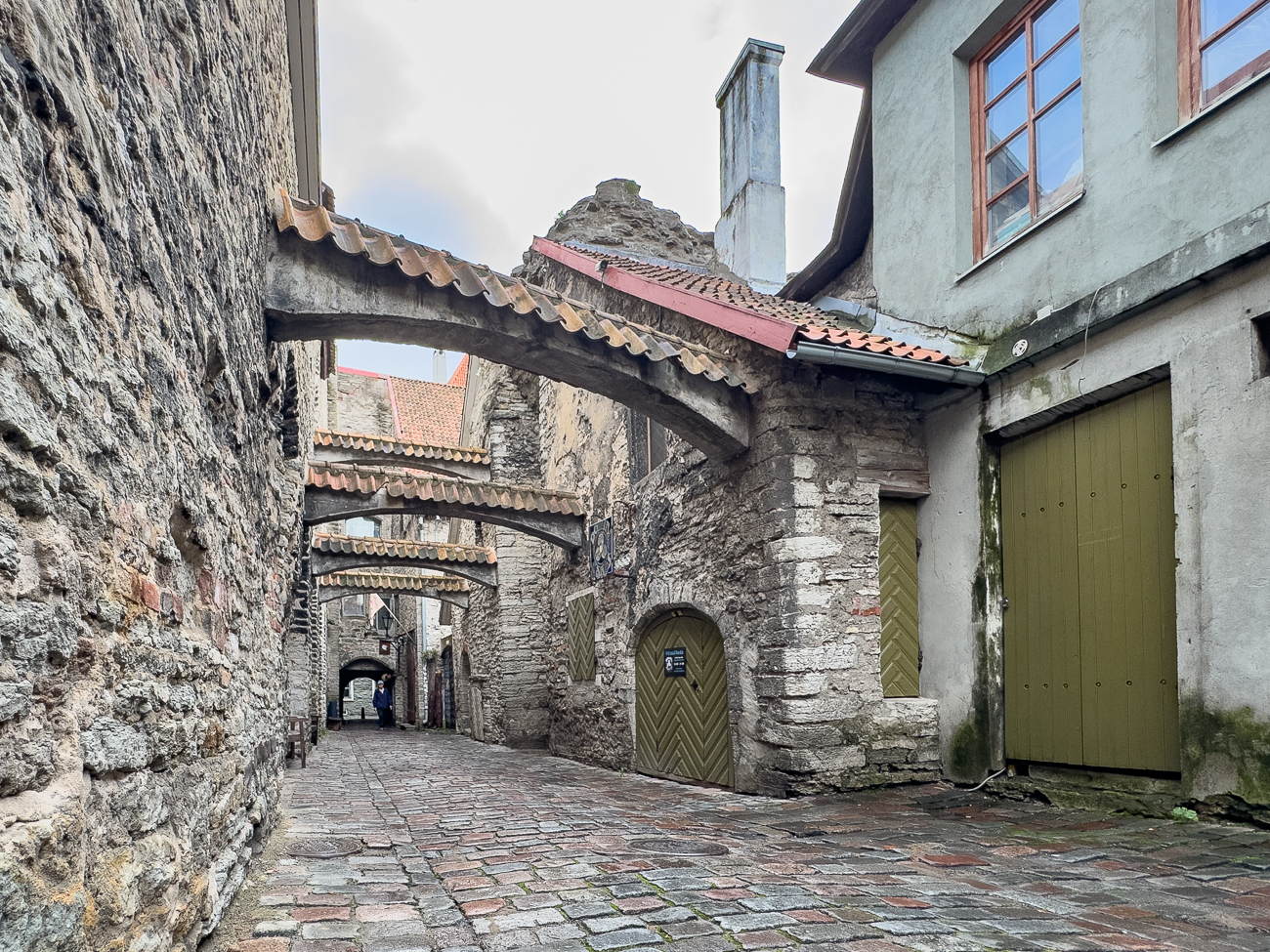 Abstützung zwischen Mauer und Häusern