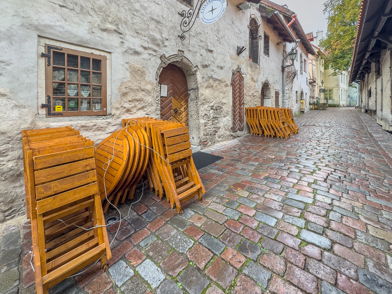 Bei Regen haben nicht alle Geschäfte und Cafés auf