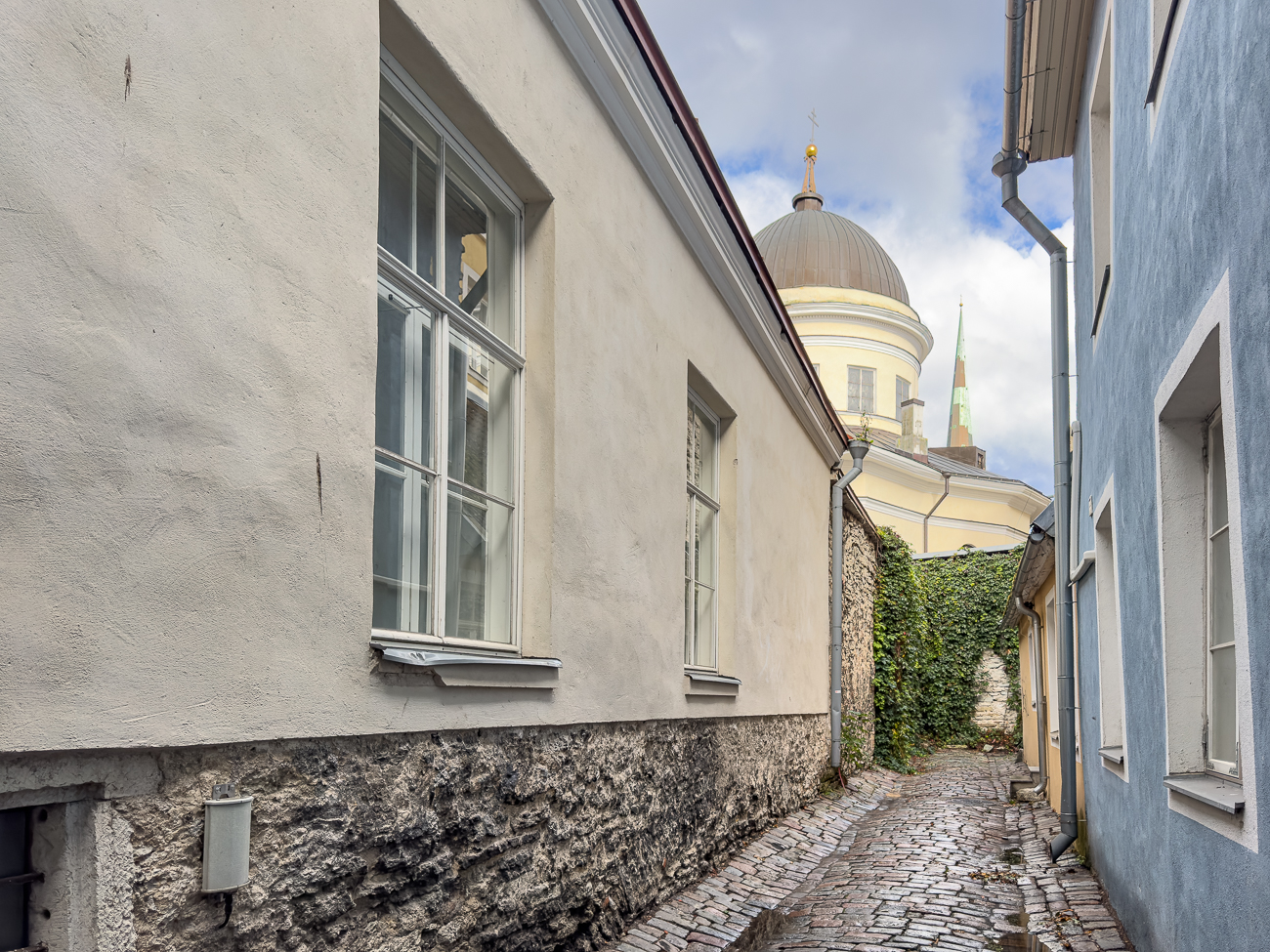 Hinter der engen Gasse versteckt sich die Kirche des Heiligen Nikolaus des Wundertäters
