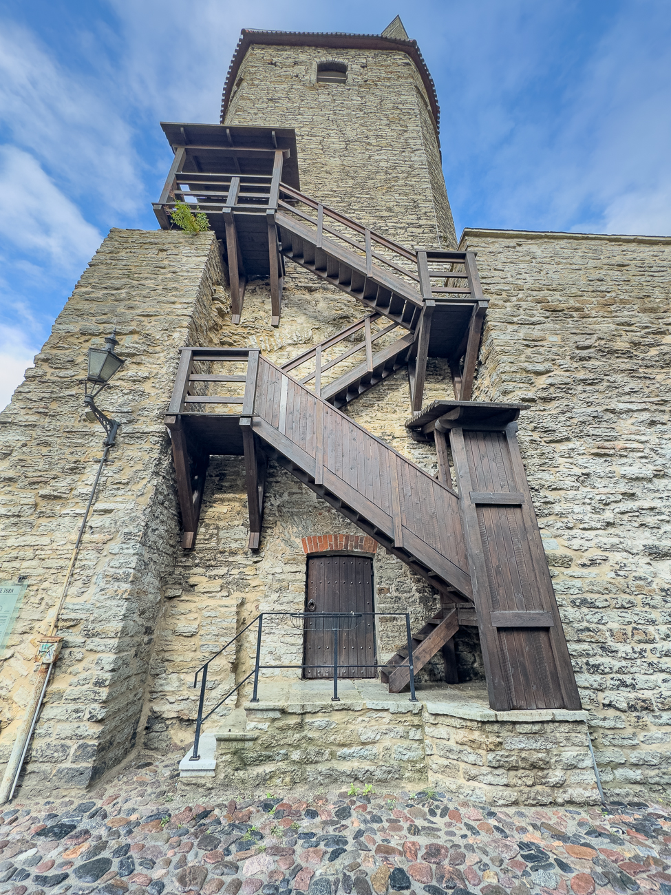 Leider ist der Aufstieg zu diesem Wehrturm gesperrt