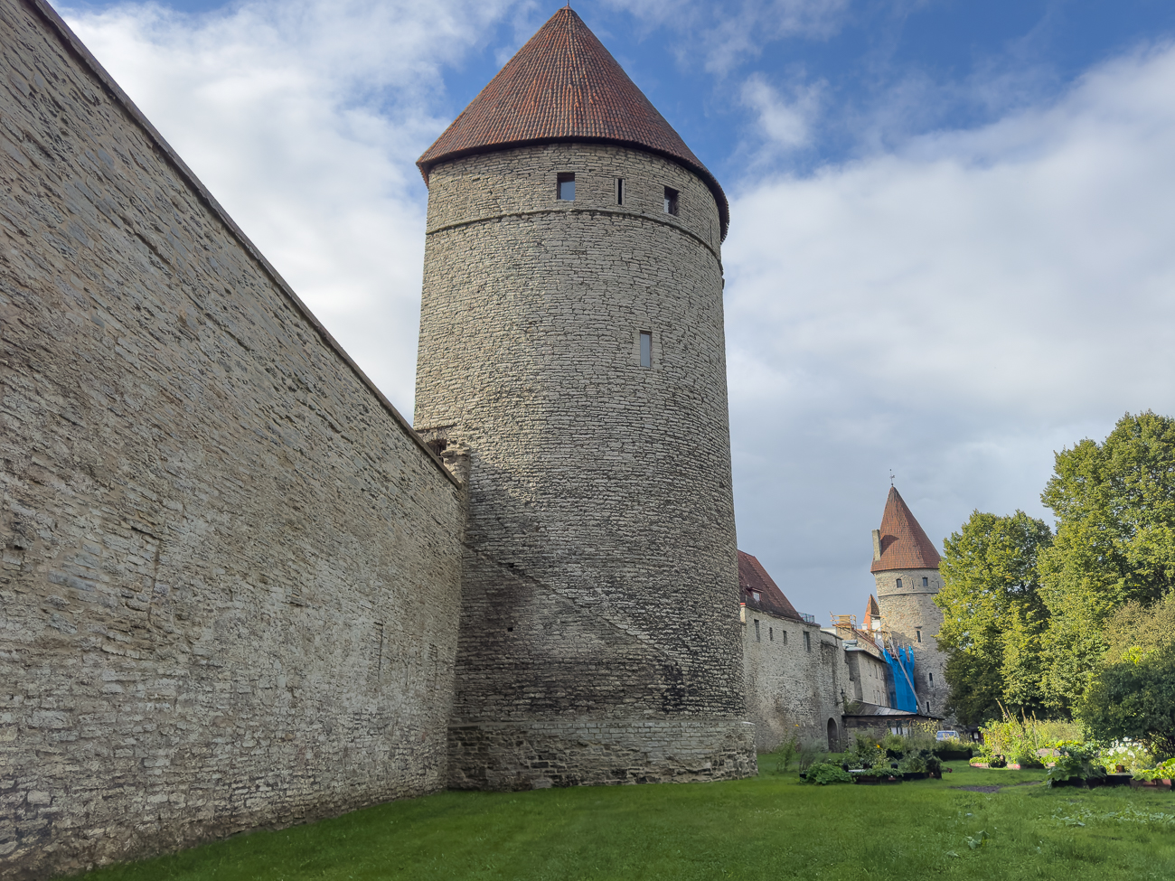 Weitere schöne Wehrtürme, von der Außenseite der Stadtmauer aus gesehen