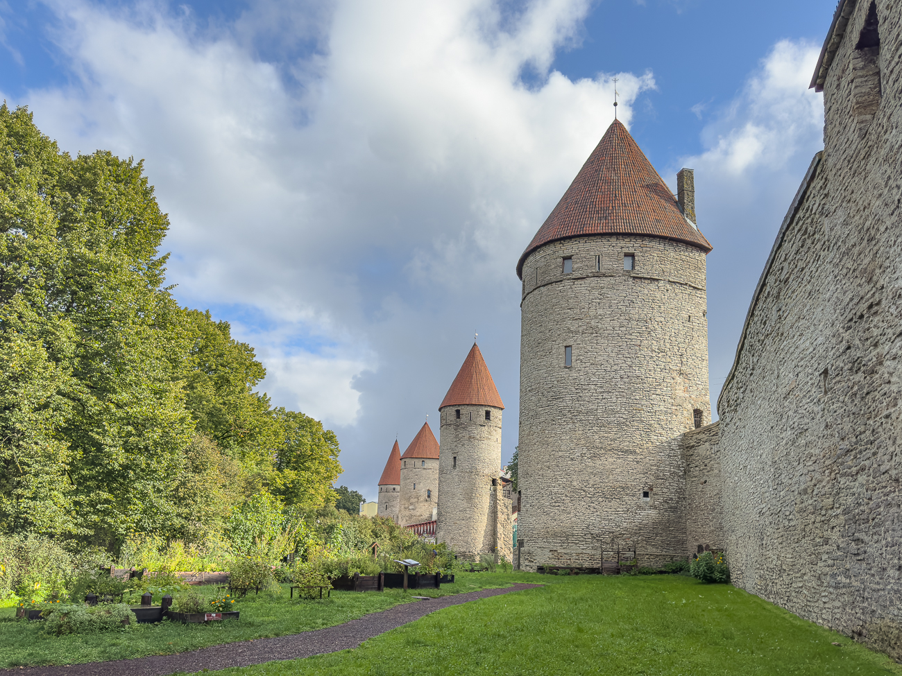 Durch einen Park geht es weiter an der Stadtmauer entlang