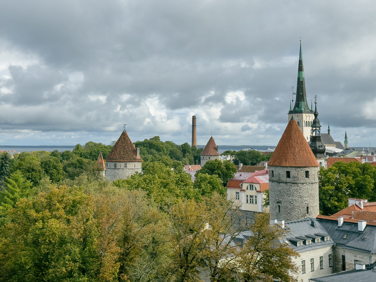 ... liegt auf der westlichen Seite des Dombergs und von dort eröffnet sich eine schöne Aussicht auf die Stadtviertel Pelgulinn und Kalamaja (dt. Fischermay)