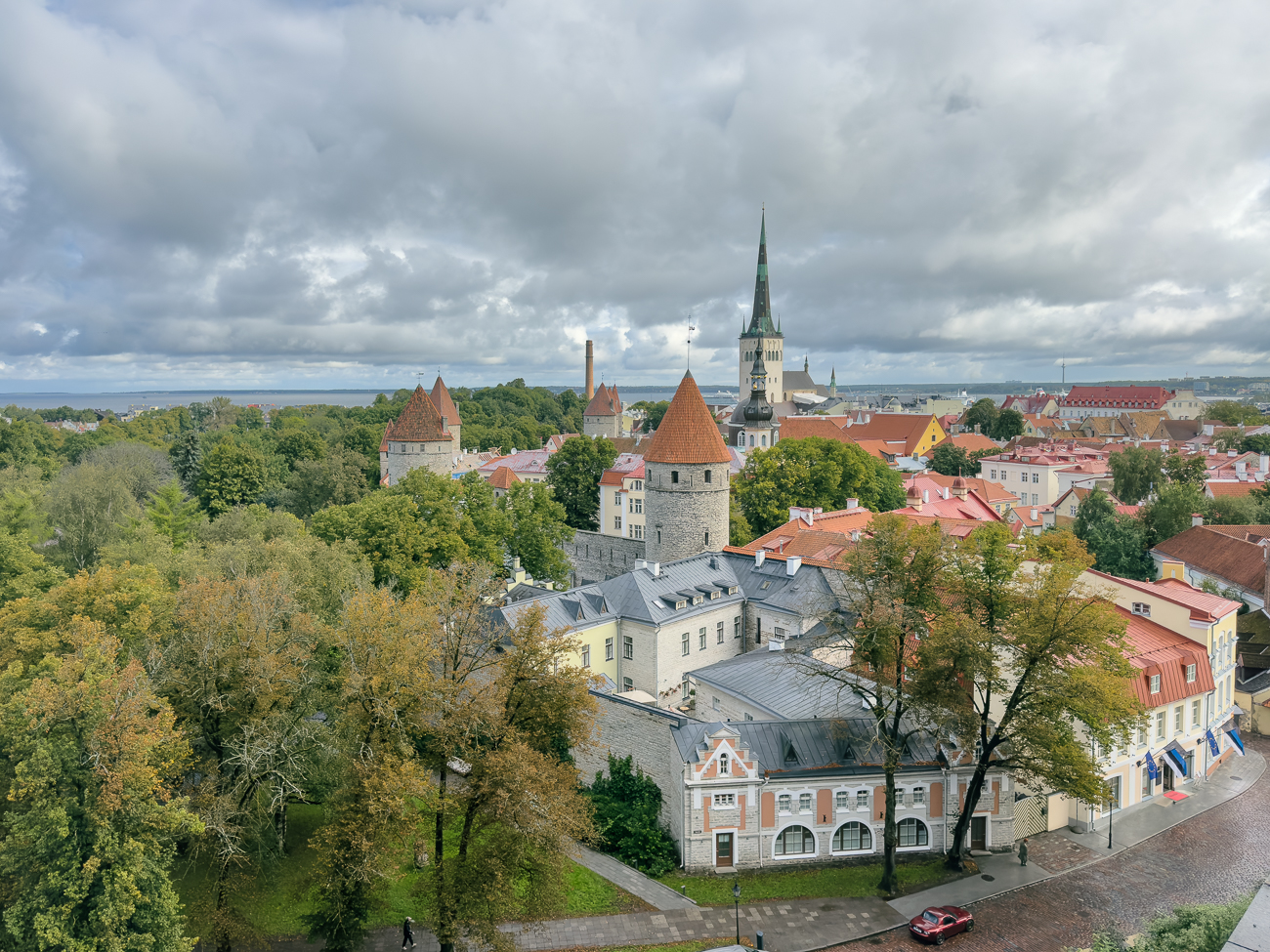 Diesen verborgenen Platz kennt man auch unter dem Namen Bischofsgarten. Im 18. und 19. Jahrhundert befanden sich hier zur Domkirche gehörende Gärten. Im Verlauf der Renovierungsarbeiten wurde der mittelalterliche Brunnen wiederhergestellt und im Garten wurden Paradies-Apfelbäume angepflanzt. Hier befinden sich auch die beiden ältesten Eichen des Dombergs.