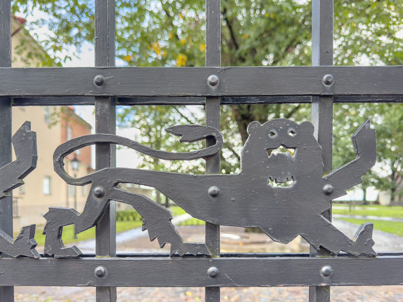 Stilisierter Löwen befinden sich auf den Zaunelementen