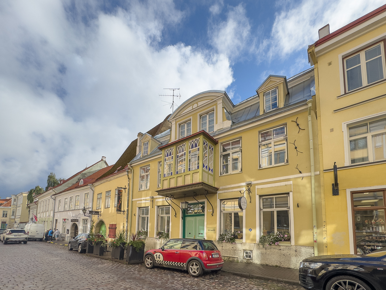 Schöne alte Häuser, leider durch parkende Autos etwas verdeckt