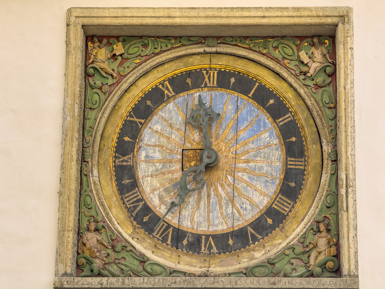 Älteste hölzerne Uhr Europas im Kirchturm eingelassen