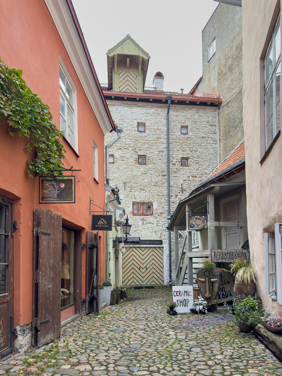 ... hier gibt es Keramik- und Schmuckwerkstätten