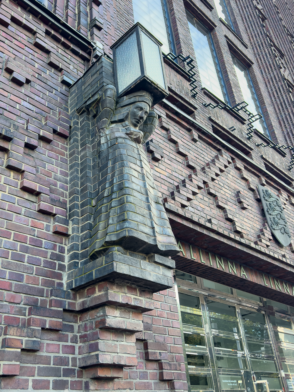 Slulptur an einer Hauswand