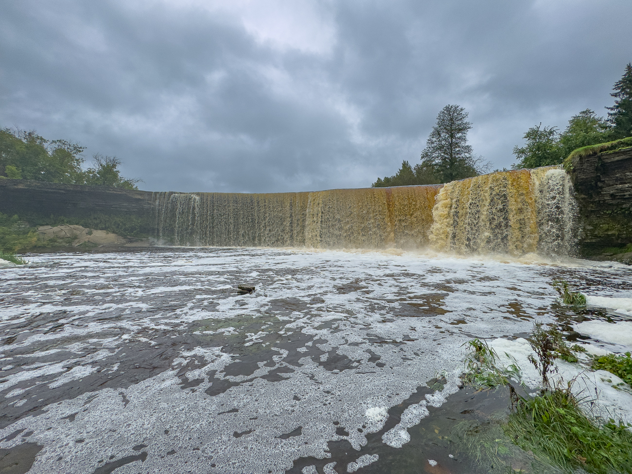 Auch von unten gesehen ist der Wasserfall schön anzusehen