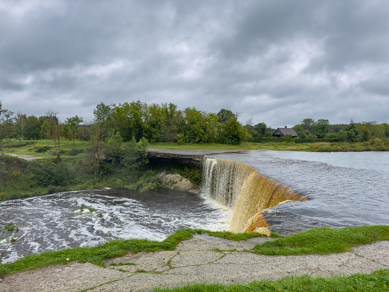 Der Jägala-Wasserfall befindet sich am Unterlauf des Jägala-Flusses in der Gemeinde Jõelähtme, ca. 25 km östlich von Tallinn. Der Wasserfall liegt etwa 3 km vor der Mündung des Flusses in die Ostsee