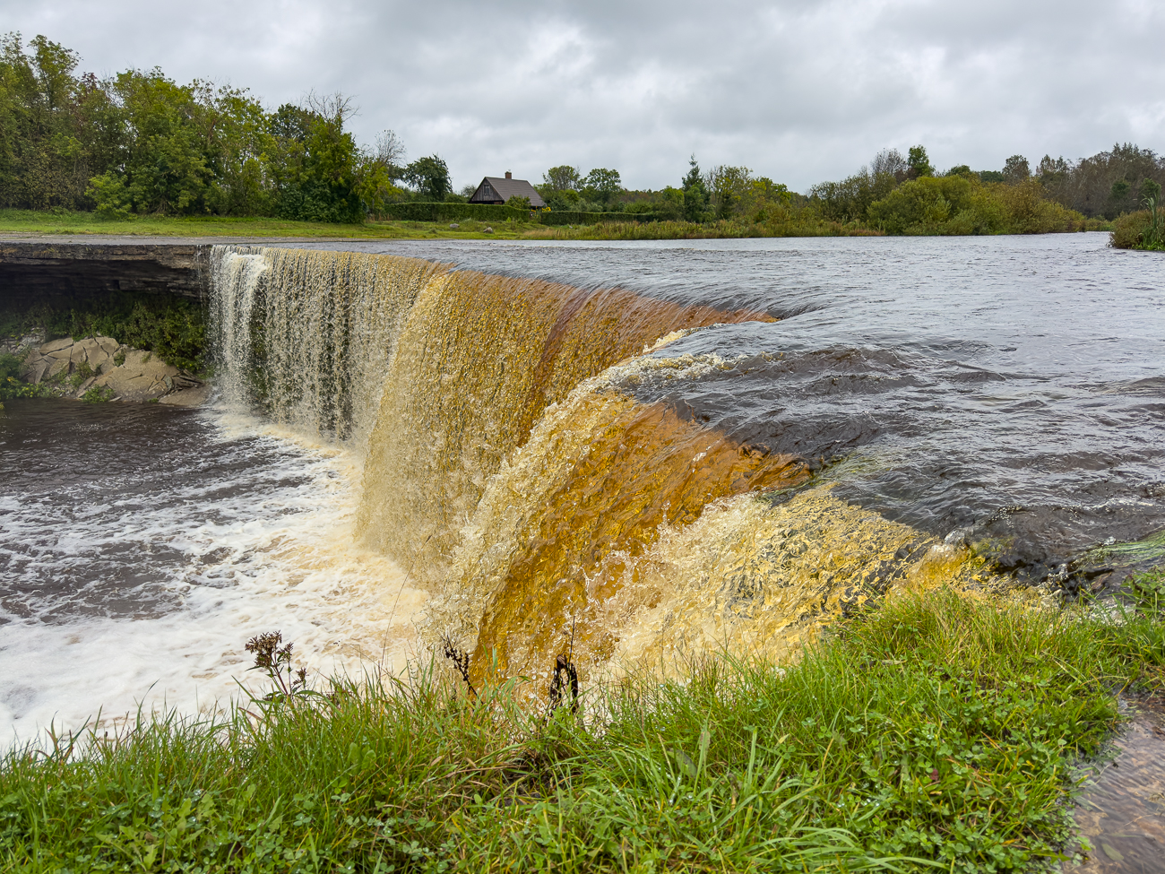 Er ist zwischen 7,8 und 8,1 m hoch und über 50 m breit. Durch die Kraft des Wassers wird seine Kante aus Kalkstein jedes Jahr um etwa 3 cm abgebrochen. Besonders im Frühling und im Herbst, wenn der Fluss viel Wasser führt, und im Winter, wenn der Wasserfall (teilweise) zufriert, bietet sich dem Betrachter ein beeindruckendes Bild