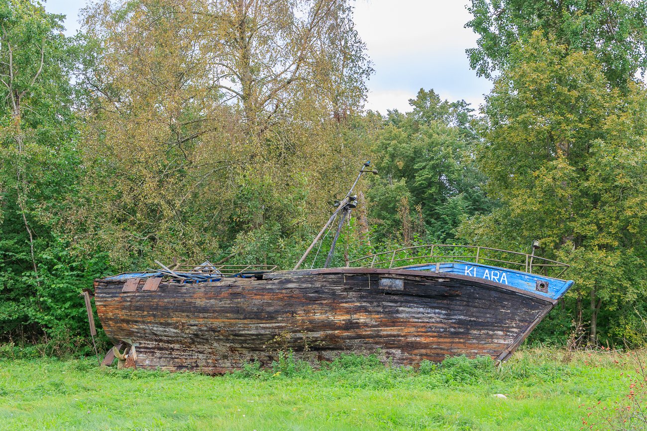 Irgendwo unterwegs liegt ein Schiff am Straßenrand