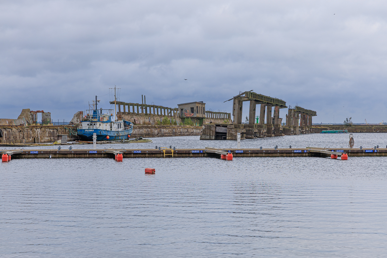 An einem Ort, an dem die Natur des Nationalparks Lahemaa auf ein Stück Militärgeschichte trifft, liegt der U-Boot-Stützpunkt Hara – ein einzigartiger Schauplatz, der Sie direkt in die Zeit des Kalten Krieges zurückversetzt. In der geheimen Entmagnetisierungsstation der sowjetischen Kriegsflotte wurden einst die Rümpfe von Schiffen und U-Booten für Magnetminen unsichtbar gemacht. Heute ragen hier beeindruckende Betonruinen empor, die von der Natur langsam zurückerobert werden und eine geheimnisvolle Atmosphäre schaffen.