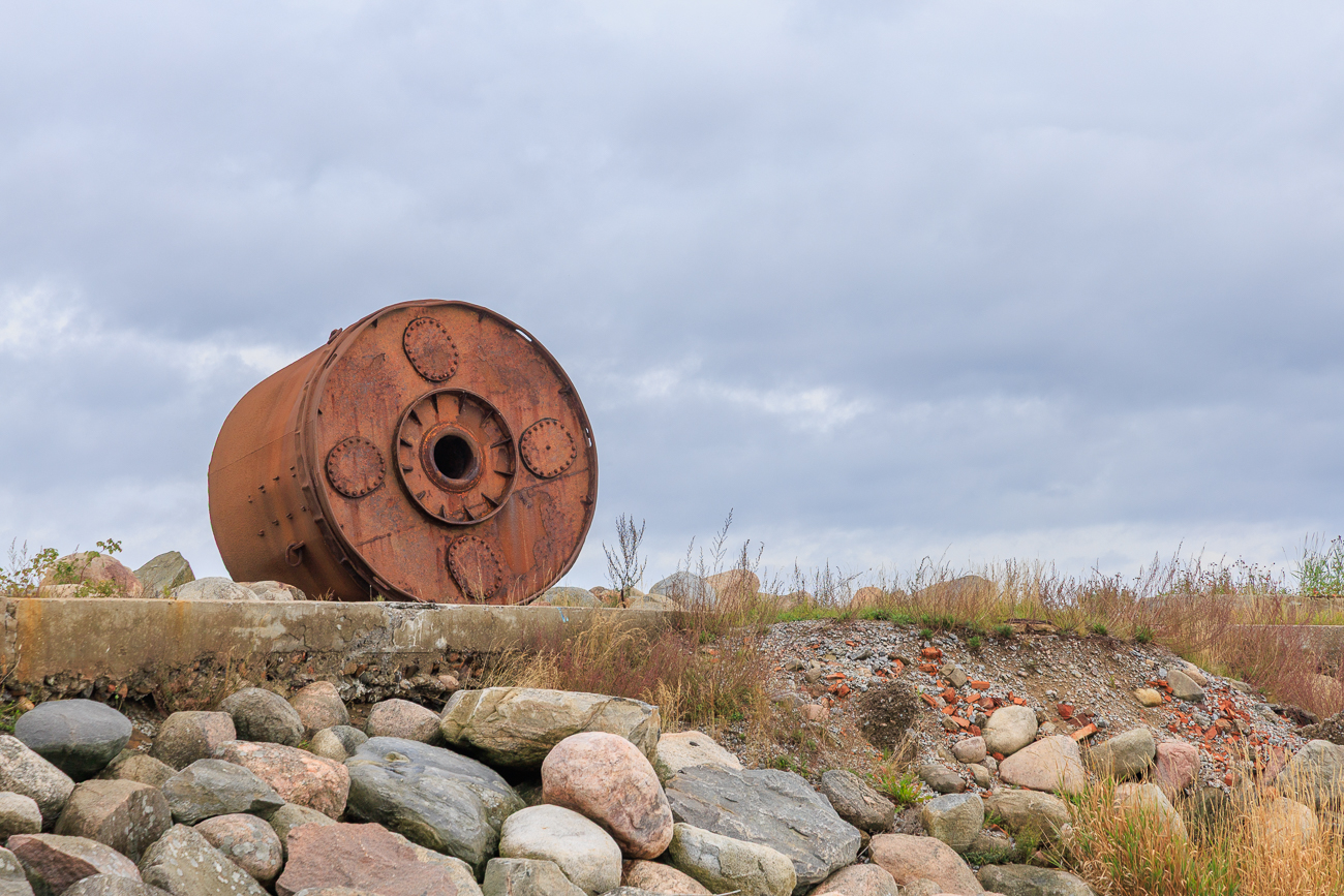 Auf dem Pier erwartet Sie eine Ausstellung, die die Geschichte der Insel Hara, der Grenzschutzbehörde und der Streitkräfte beleuchtet und auch an das legendäre Segelschiff Tormilind erinnert, das hier gebaut wurde. Sie können durch die Ruinen der Basis spazieren und sich selbst über die Vergangenheit des Hafens informieren, während Führungen noch spannendere Geschichten über das geheime Leben und die eingesetzte Technik offenbaren.