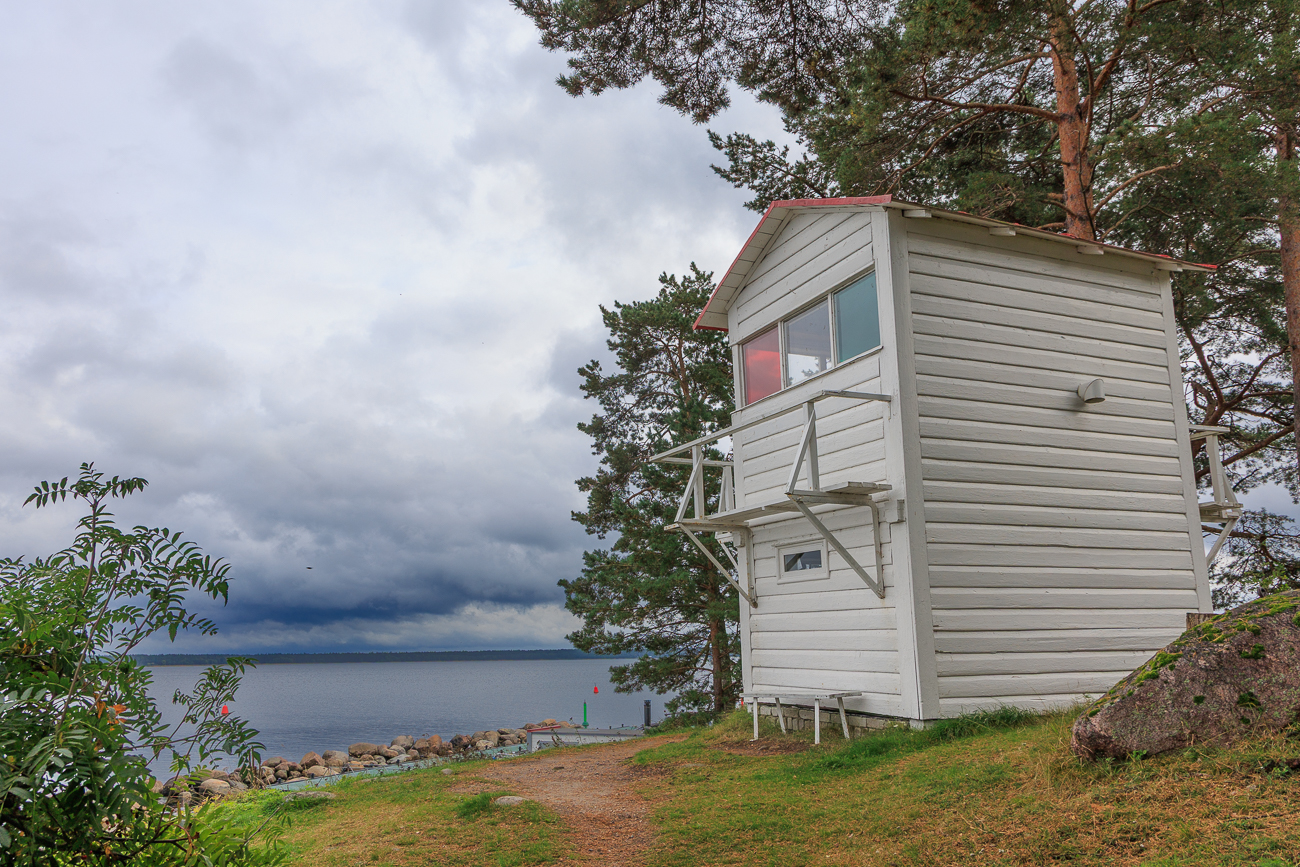 Beobachtungshütte oberhalb des Hafens