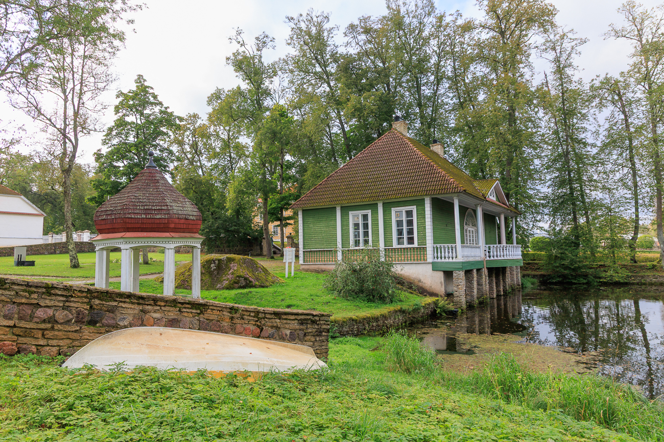 Diesen verborgenen Platz kennt man auch unter dem Namen Bischofsgarten. Im 18. und 19. Jahrhundert befanden sich hier zur Domkirche gehörende Gärten. Im Verlauf der Renovierungsarbeiten wurde der mittelalterliche Brunnen wiederhergestellt und im Garten wurden Paradies-Apfelbäume angepflanzt. Hier befinden sich auch die beiden ältesten Eichen des Dombergs.