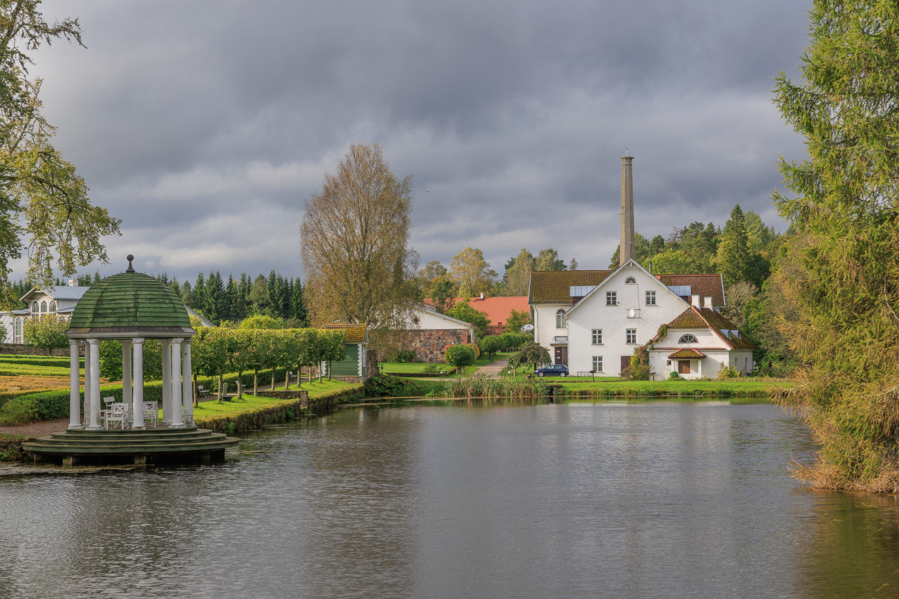 Für Besucher haben Ausstellungen, Workshops, ein Schulungszentrum, das Palmenhaus, der Weinkeller, ein romantisches Café und eine nationale Kneipe geöffnet.