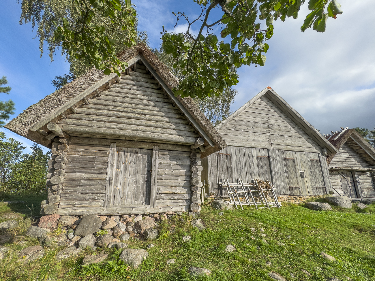 Die Geschichte von Altja geht bis ins 15. Jahrhundert zurück. Der Ort ist heute mit seiner historischen Fischerkultur ein beliebtes touristisches Ausflugsziel. Ein reetgedeckter historischer Krug (Altja kõrts) bietet traditionelle estnische Speisen an. Auf einer Landzunge sind die alten Netzschuppen und Scheunen der Fischer zu sehen, die 1973/74 renoviert wurden. In der Nähe befinden sich zahlreiche Wanderwege.