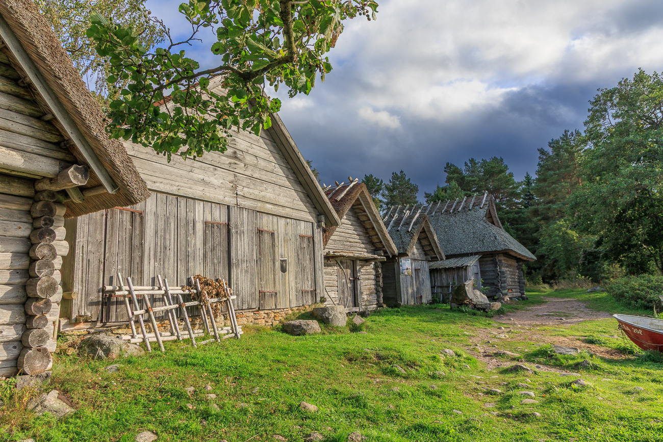 Dunkle Wolken sowohl über den Hütten ...