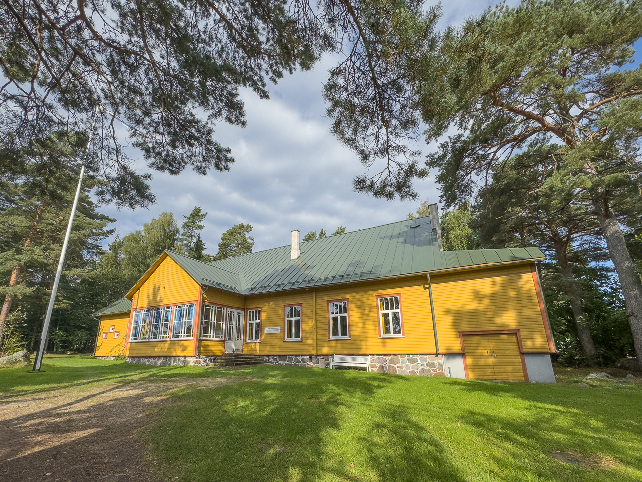Die ersten schriftlichen Daten über das Dorf Käsmu stammen aus dem Jahr 1453. In Käsmu existierte eine Seeschule und fast in jeder Familie gab es einen eigenen Kapitän oder Steuermann und deswegen war Käsmu als „Kapitänsdorf“ bekannt.