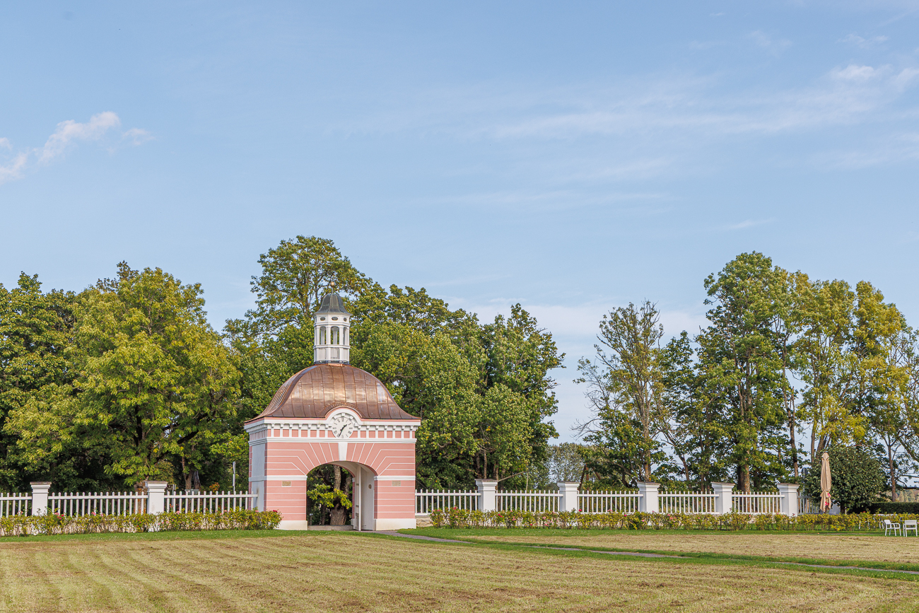 Der Gutshofkomplex liegt im Lahemaa Nationalpark. Die Geschichte des Gutshofs ist über 500 Jahre alt. Heute ist Sagadi ein bekanntes Zentrum für Natur, Kultur und Tourismus