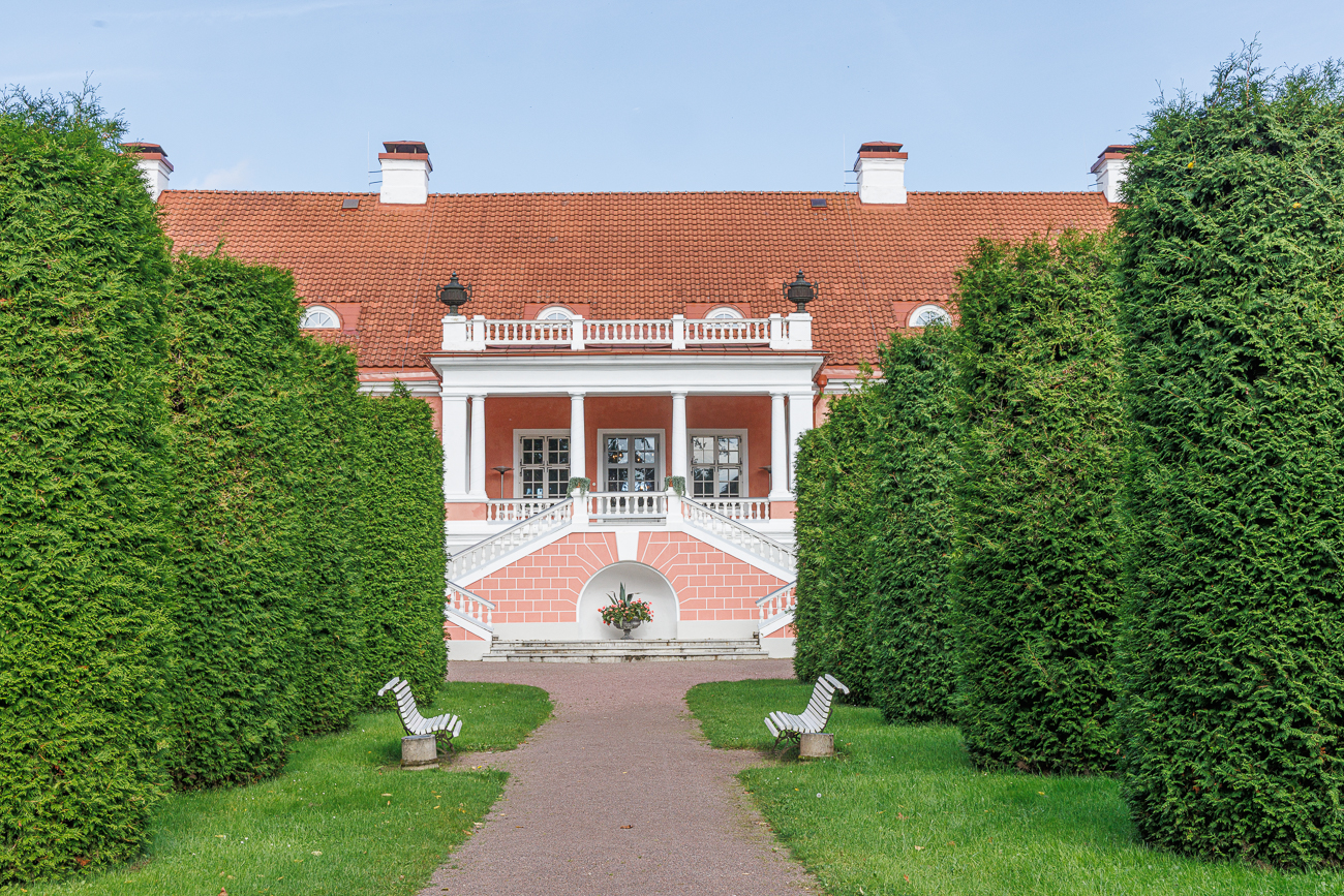 Der Komplex ist dank seiner erhaltenen Vollständigkeit selten: es gibt eine große Anzahl an Nebengebäuden mit instandgesetzten Wegen, Alleen, Teichen und dem Park. Der Komplex wurde im Auftrag des staatlichen Forstamtes saniert, der den Gutshof auch verwaltet.