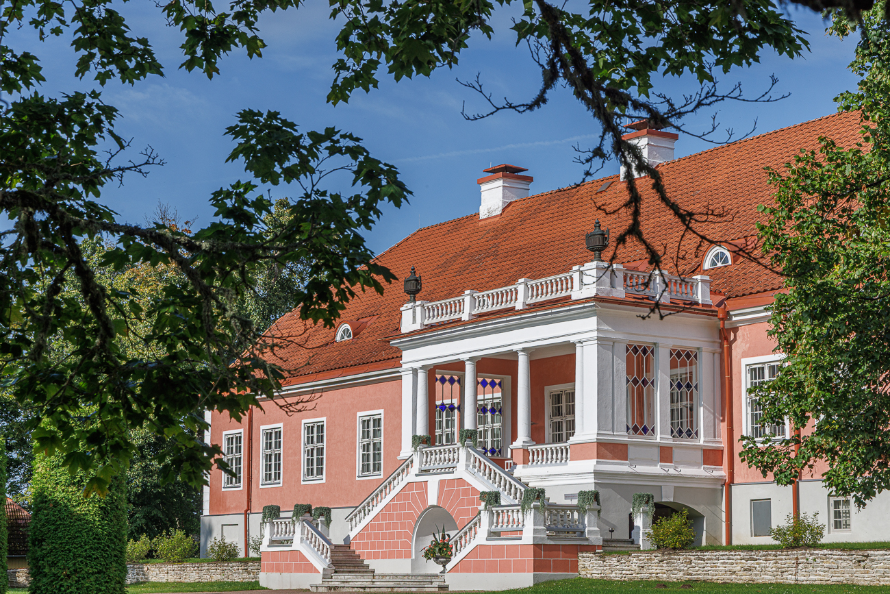 Auf Sagadi findet man ein Wald- und das Gutshof-Museum, die Naturschule, ein Hotel sowie ein Restaurant