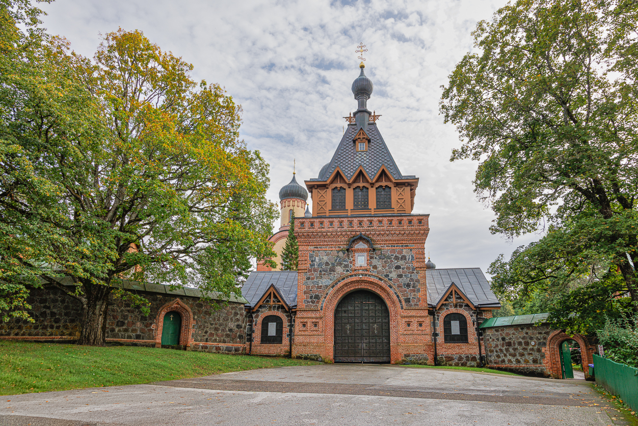 Das Kloster wurde im Jahre 1891 im Zentrum von Kuremäe (deutsch: Püchtitz) errichtet. Es handelt sich um das einzige in Betrieb befindliche russisch-orthodoxe Nonnenkloster in Estland