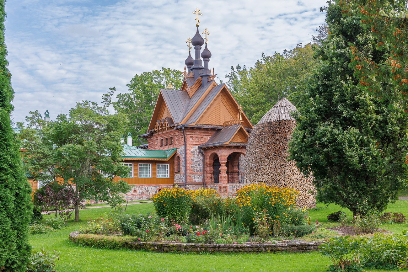 Geschickt wurde das Holz neben der Kapelle gestapelt