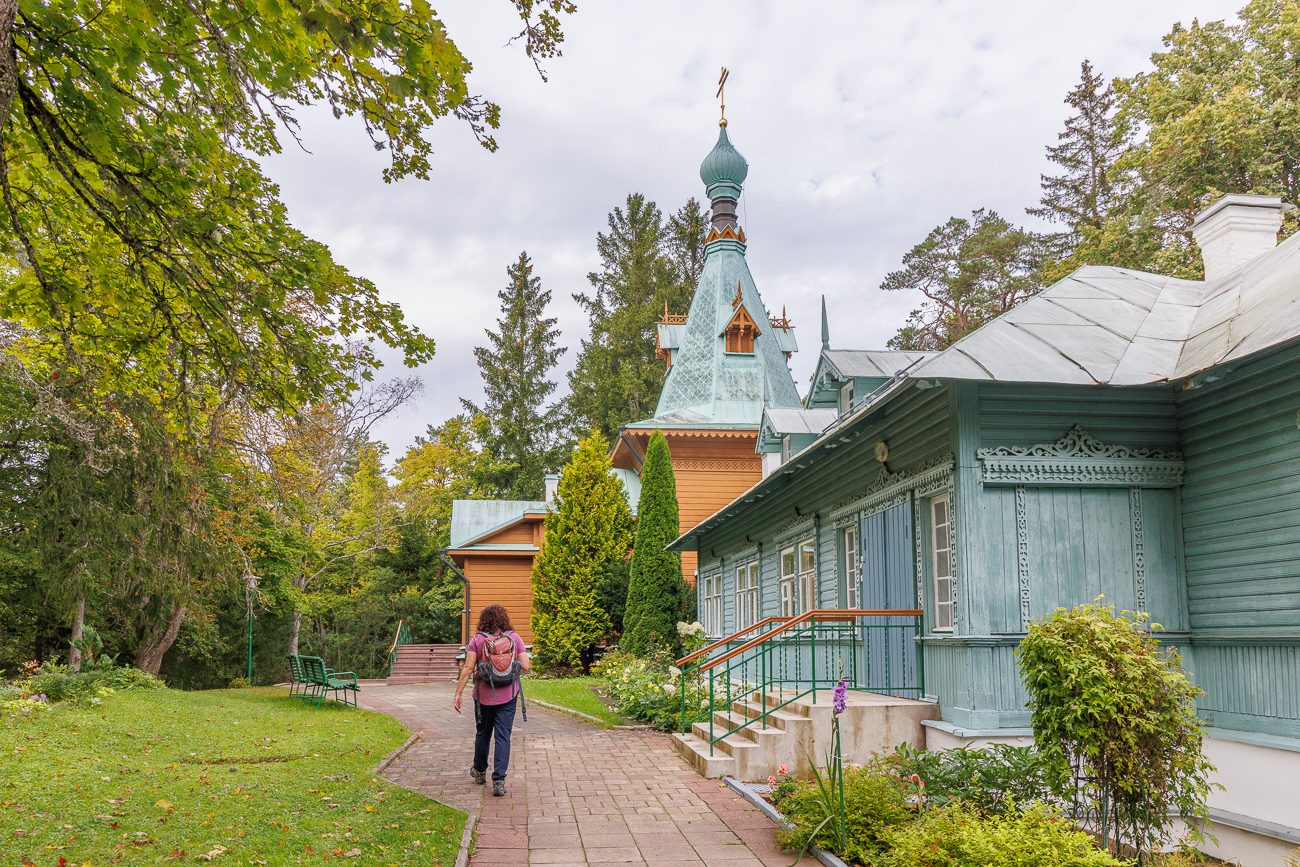 Überall stehen weitere Kapellen, vorne rechts ...
