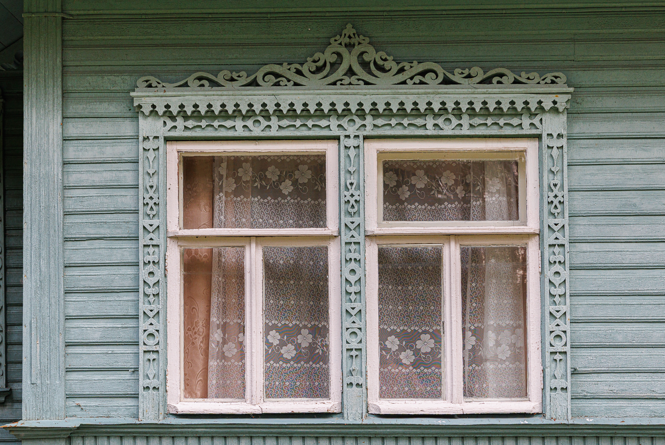 Verzierte Holzfenster an den Gebäuden