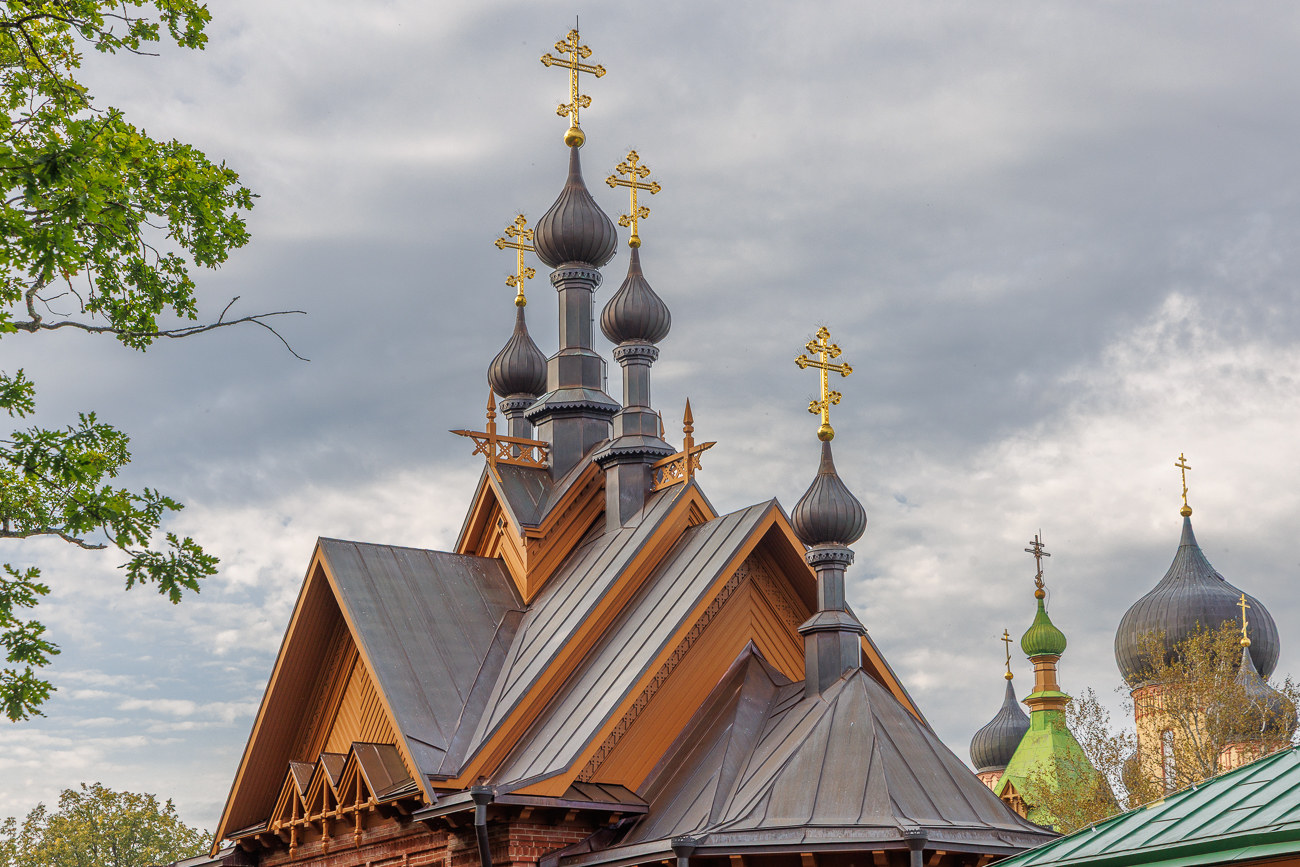 Die goldenen Kreuze glänzen in der Sonne