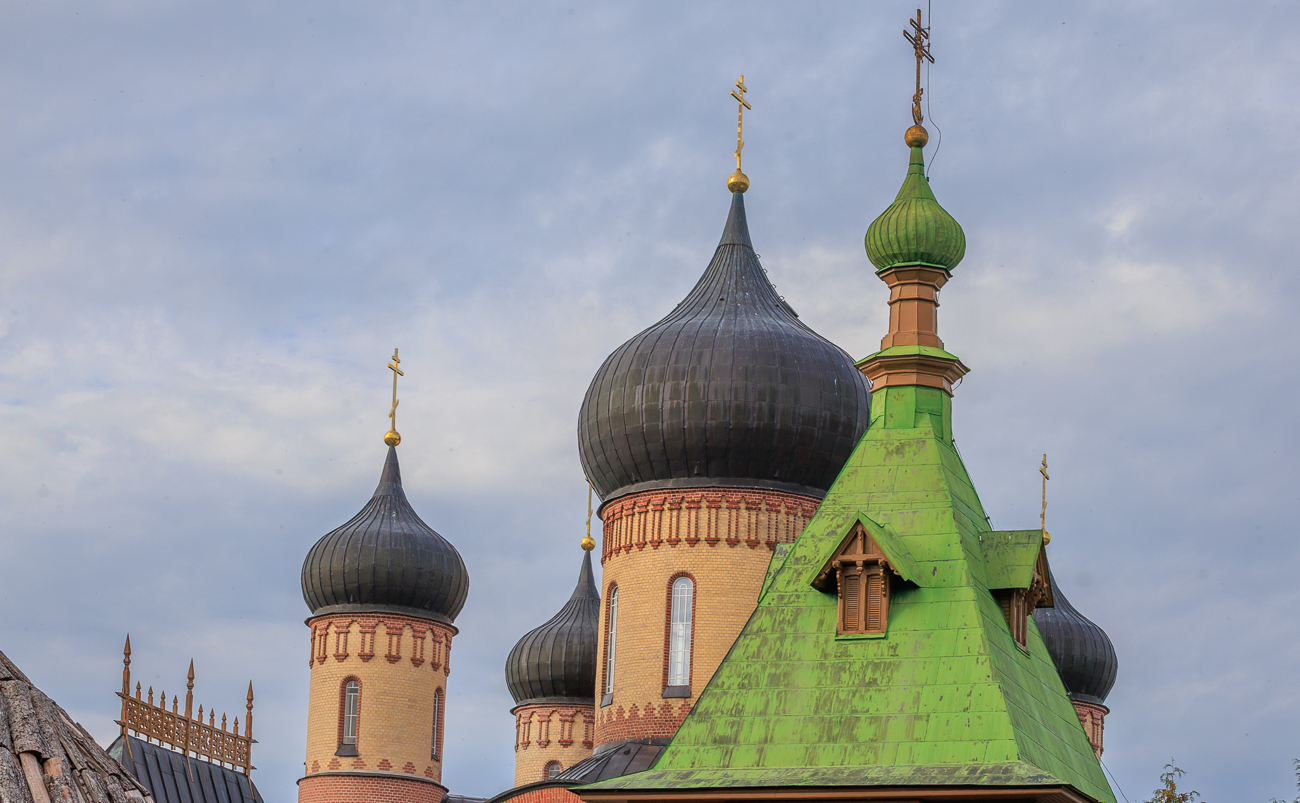 Zwiebeltürme mit orthodoxen Kreuzen