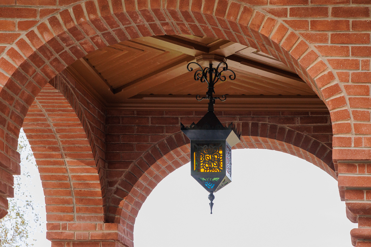 Buntes Lampenglas an einer Kapelle