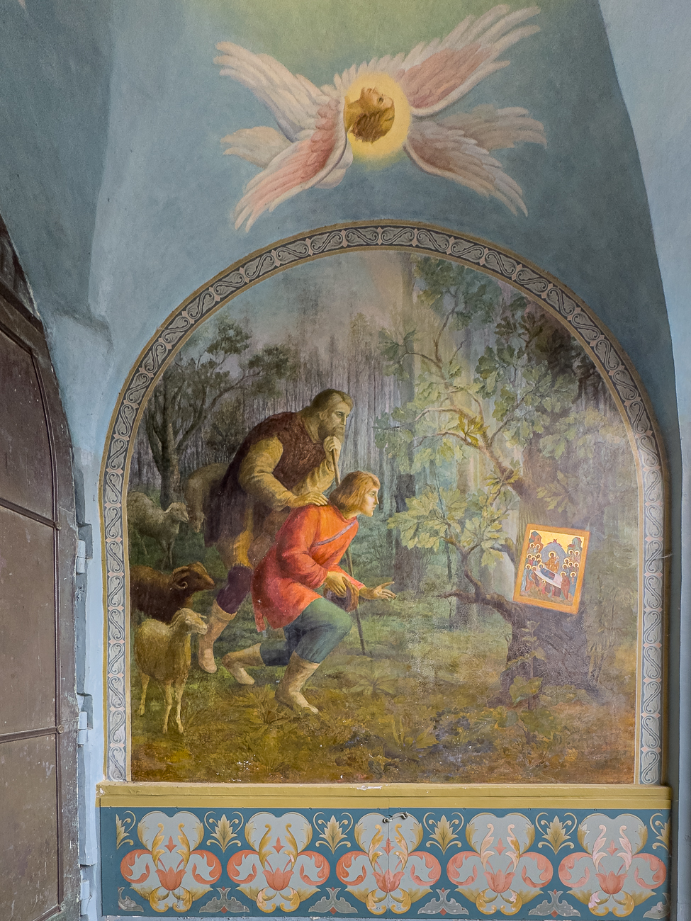 Wandgemälde an der Kirche im Eingangsbereich der Anlage