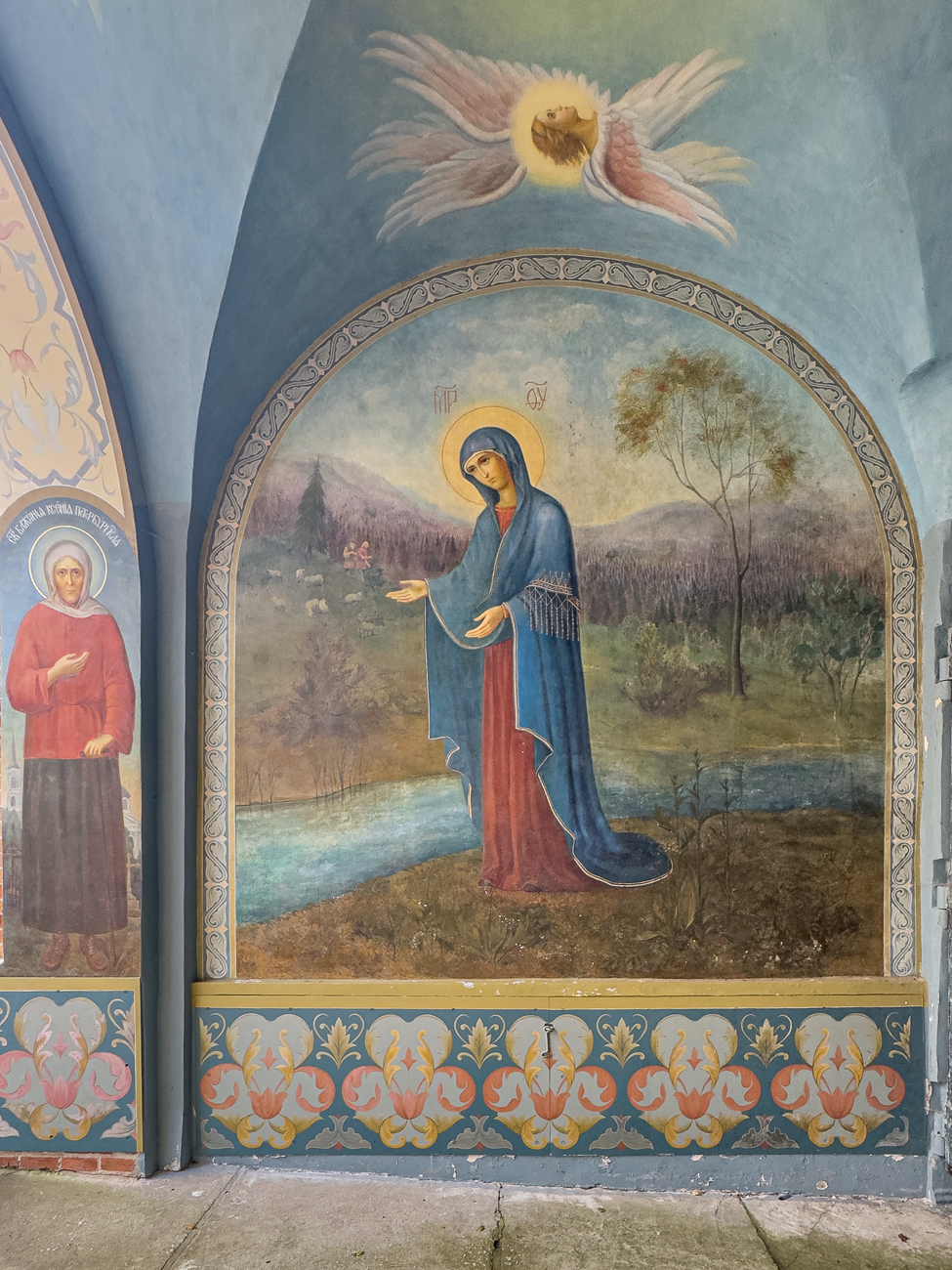 Wandgemälde an der Kirche im Eingangsbereich der Anlage