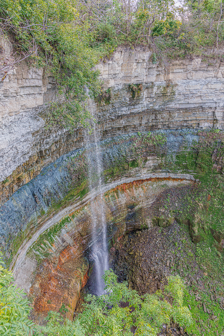 Zurzeit kann man den Wasserfall von der Seite besichtigen, von wo aus sich eine gute Aussicht auf die im Lauf der 400.000 Jahre entstandenen Schichten der Erde eröffnet. Beindruckend tosend ist der Wasserfall im Frühling und während des Hochwassers.