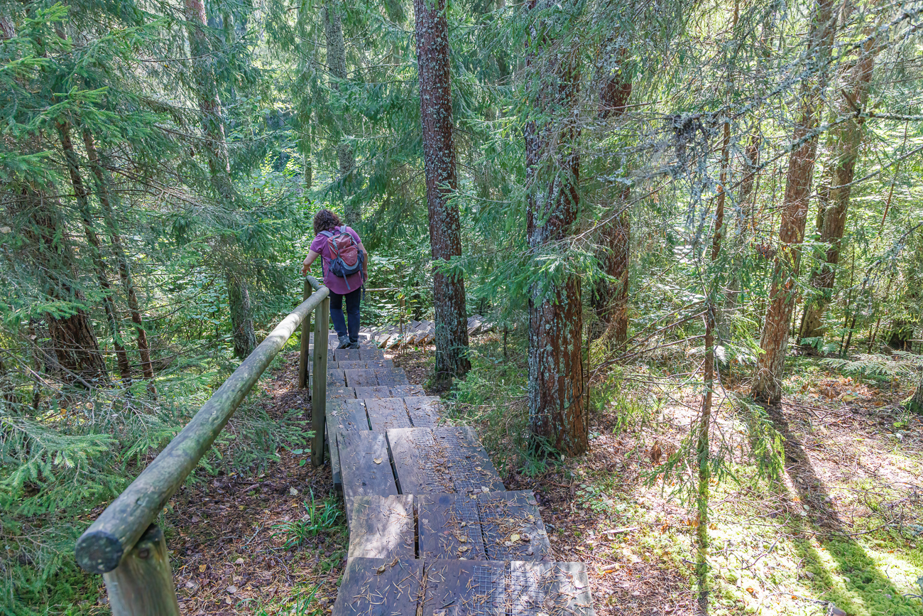Hier geht es einige rutschige Treppen hinab
