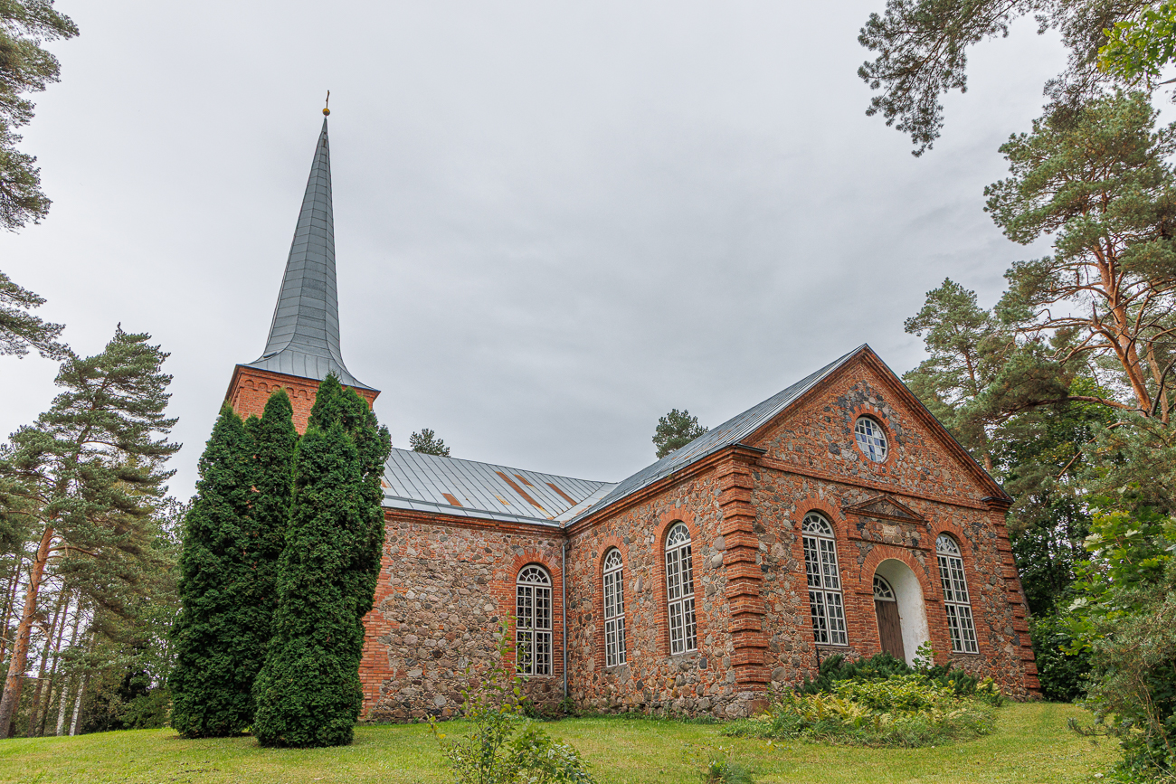 Später wurde sie etwas umgebaut und der Grundriss kreuzförmig gestaltet. Der Altar der Kirche ist mit dem Gemälde von W. Nolcken „Das heilige Abendmahl“ verziert. Die Orgel wurde 1868 von Müllerstaedt hergestellt.