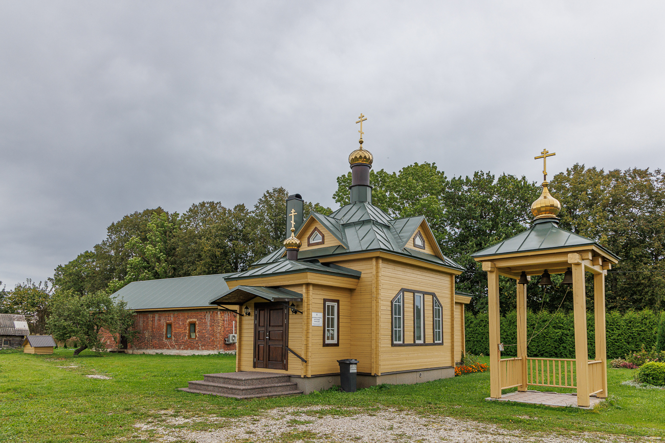 Am Rande des Ortes steht eine kleine Kapelle