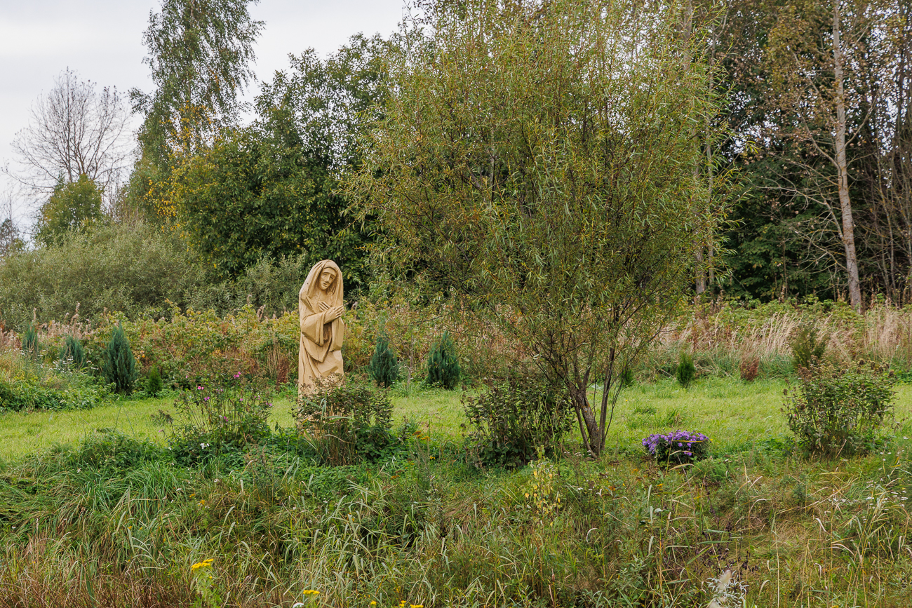 Heiligenfigur im Garten