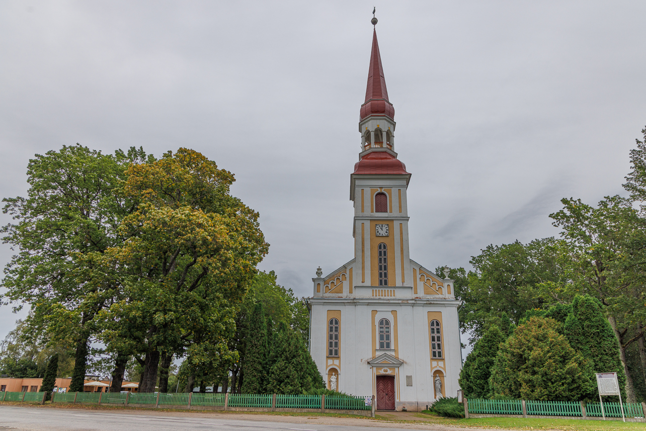 Die für den Erzengel Michael gewidmete Kirche wurde im Jahre 1785 gebaut. Die Kirche liegt am Stausee von Räpina, wo sich ein wunderschöner Ausblick auf das Schloss Sillapää und den Park eröffnet. Die im spät-barocken Stil gebaute Kirche besteht aus Bruchstein und ist mit Verputz bedeckt. An der Vorderseite der Kirche gibt es Skulpturen aus derselben Zeit und sie symbolisieren Hoffnung und Liebe.Der wertvollste Besitz der Kirche, ein zweiteiliges Altargemälde "Jesus erscheint Maria Magdalena" und "Das Begräbnis Jesu" wurde von Carl Antropoff im Jahre 1871 gemalt.