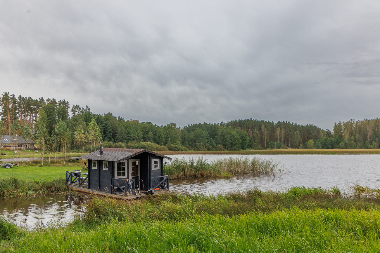 Hütte mit Grill am Ufer des Sees Õrsava
