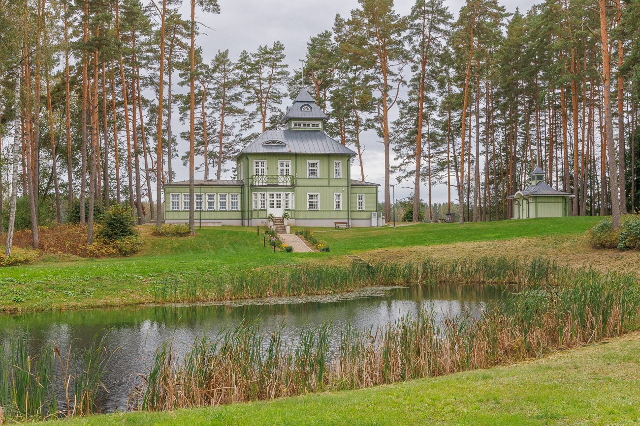 Am Ufer des Sees Õrsava liegt die ehemalige Sommerresidenz von General Nikolai Reek, die im Jugendstil erbaut wurde. Es handelt sich dabei um eine architektonische Perle des ehemaligen nördlichen Lagers der estnischen Armee in Petseri, die originalgetreu wiederaufgebaut wurde.