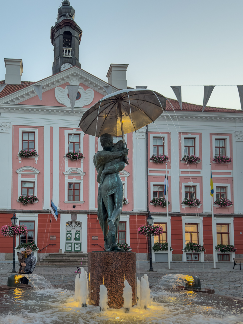 Die Brunnenskulptur „Küssende Studenten“ ist eines der Hauptwahrzeichen der Stadt Tartu. Bereits 1948 befand sich am selben Ort ein beliebter Springbrunnen: anlässlich von Hochzeiten kreisten um den Brunnen Hochzeitszüge, es wurde im Brunnen auch gebadet.